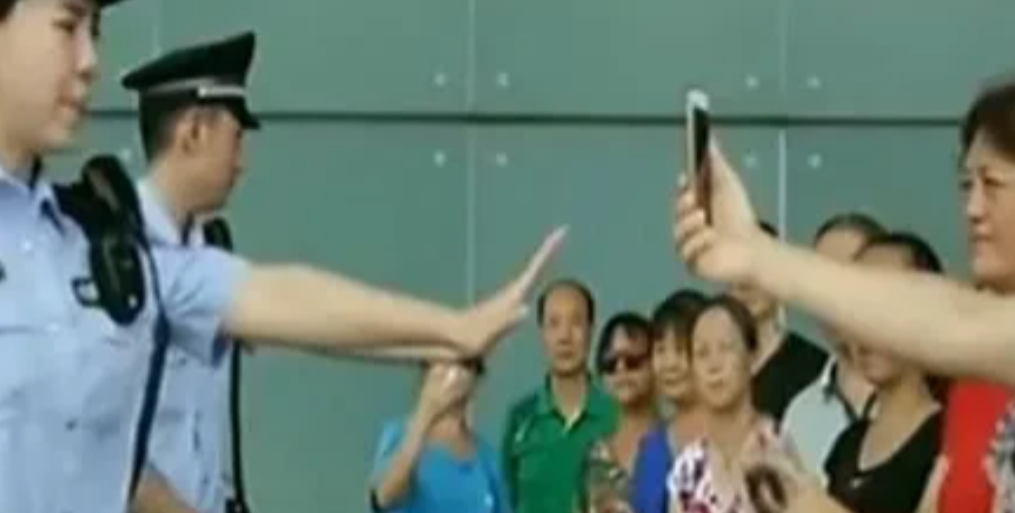 北京，男子出门遛弯，偶遇民警执法，遂拿出手机拍摄，被民警制止后与民警“理论”，结