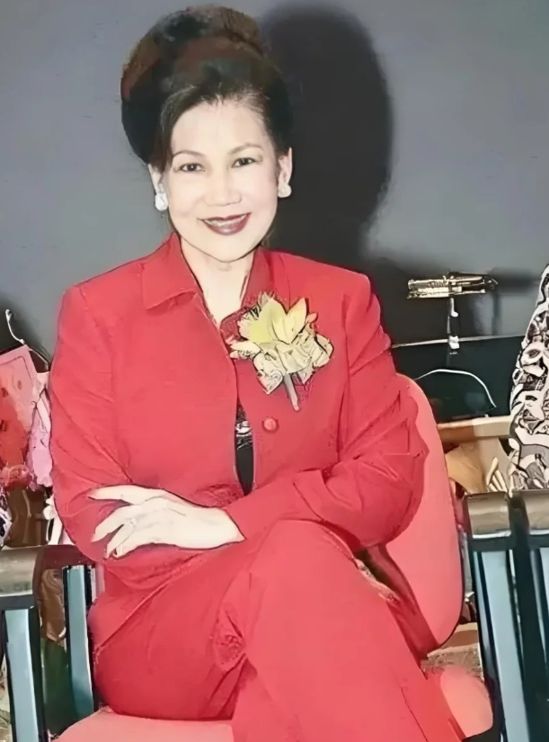 她带着孩子嫁富豪，不争名分却受宠半个世纪