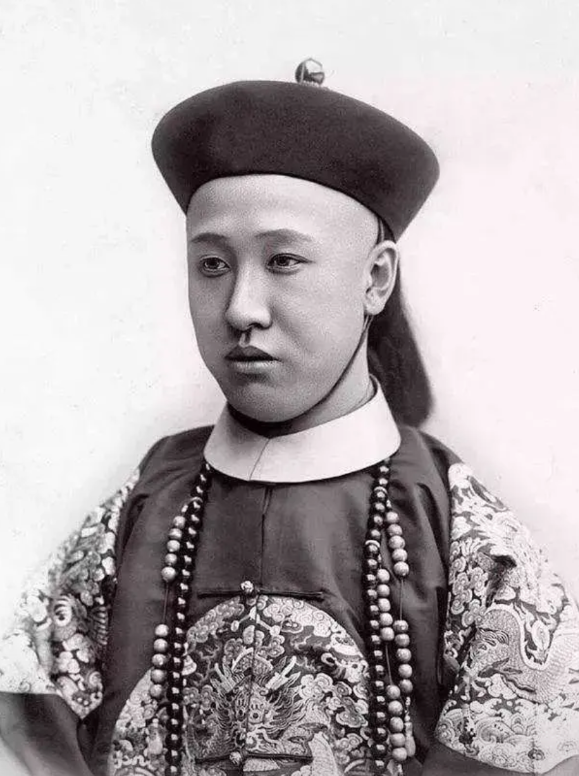 1950 年，载沣作出一项令人震惊的抉择，竟以 90 万斤小米的代价变卖了醇亲王