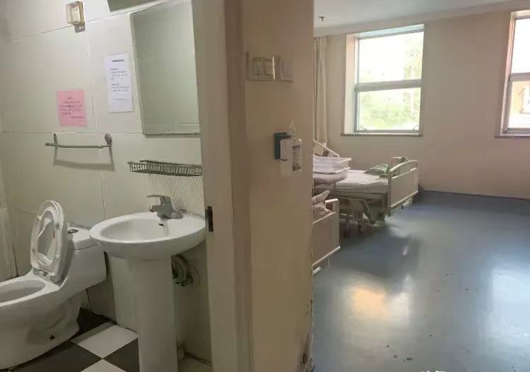 “我被看光了，他必须赔偿3万！”江苏，一44岁女子因抑郁症住院，在病房卫生间洗澡