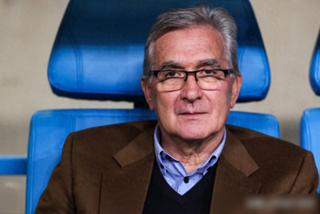 世预赛中国2-1印尼后，中国足协主席宋凯站在球员通道等候伊万科维奇并给他送上国足