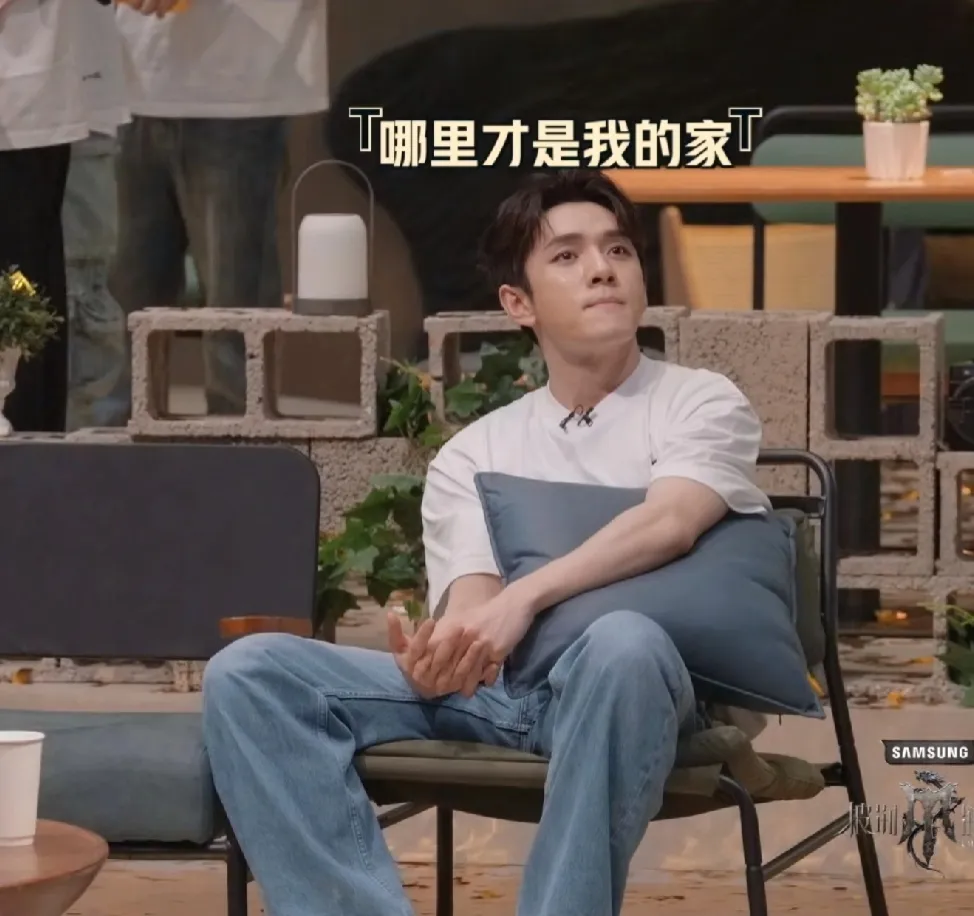 李佳琦太尴尬了！
8月23日，哥哥们在选人组队的时候，李佳琦一直没人选，他坐在沙