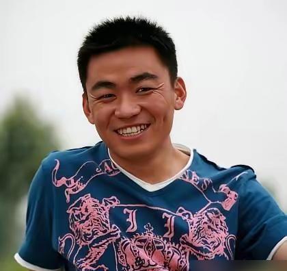 一次，郭德纲问王宝强：“你在少林寺练了6年武术，那你最多能打多少人啊？”
王宝强