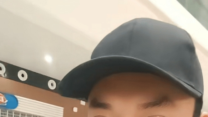 杨泽琪平安归来！自曝账号被封，斗争时指甲盖被拔，父亲鞠躬致谢