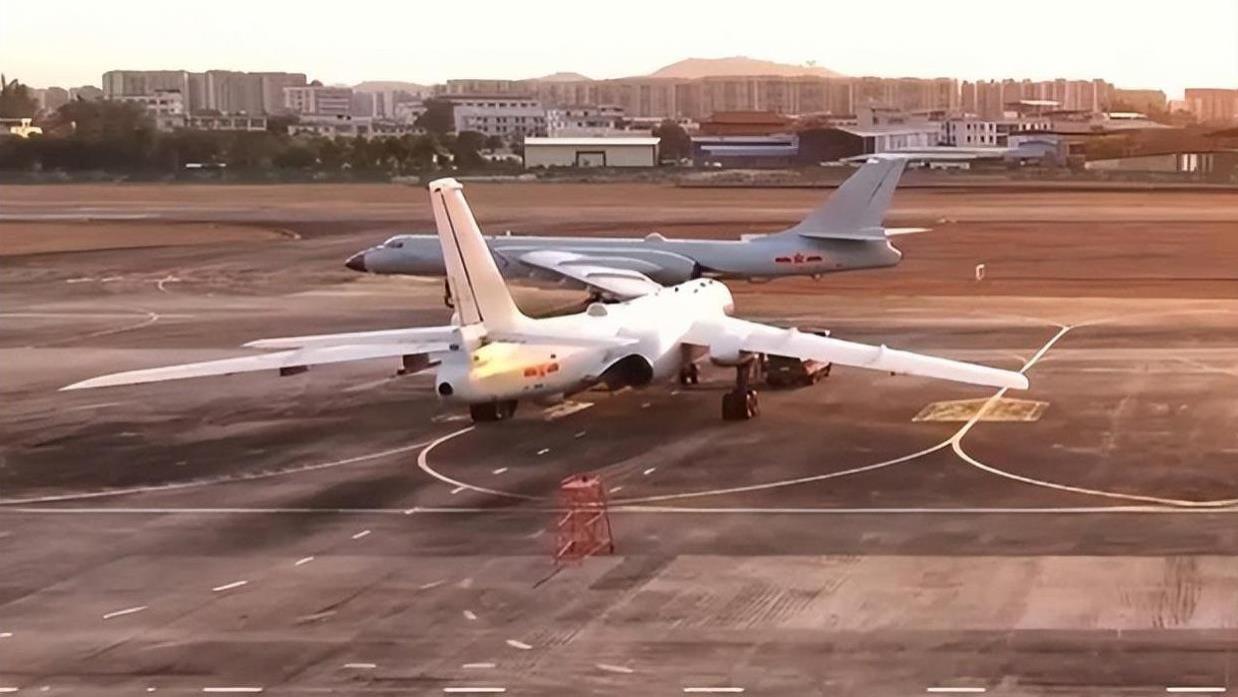 解放军护卫舰油弹充足，舰炮雷达全面启动，向台湾军舰发出警告