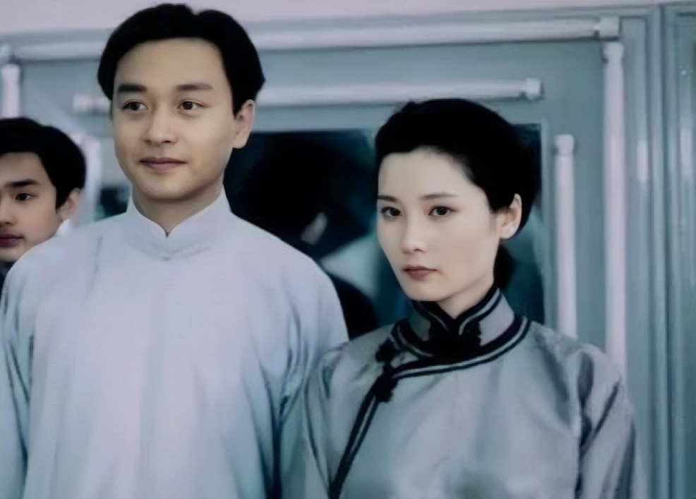 当年，何赛飞怀孕，张国荣精挑细选了一张自己的帅照，让何赛飞每日贴在床头看看。美其