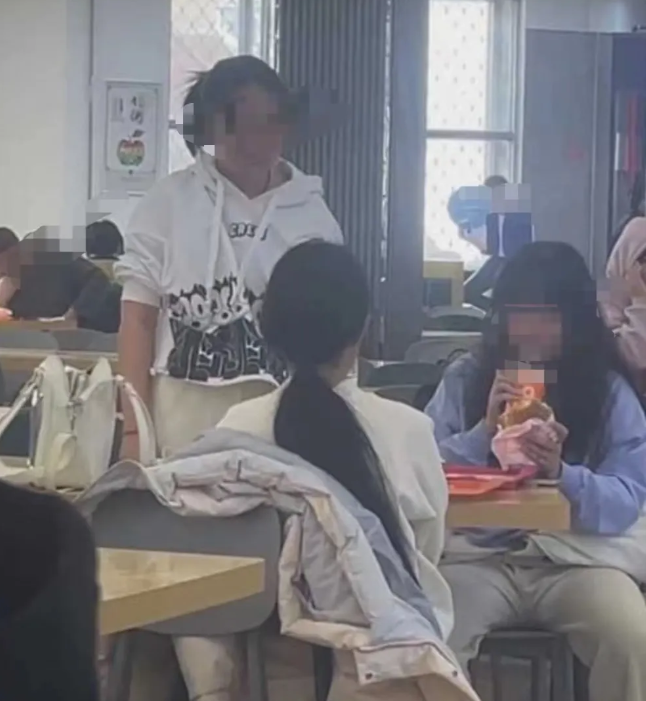 某大学惊现原配跟小三对峙
原配淡定吃东西交谈，闺蜜怒气三连巴掌声送给小三，小三也