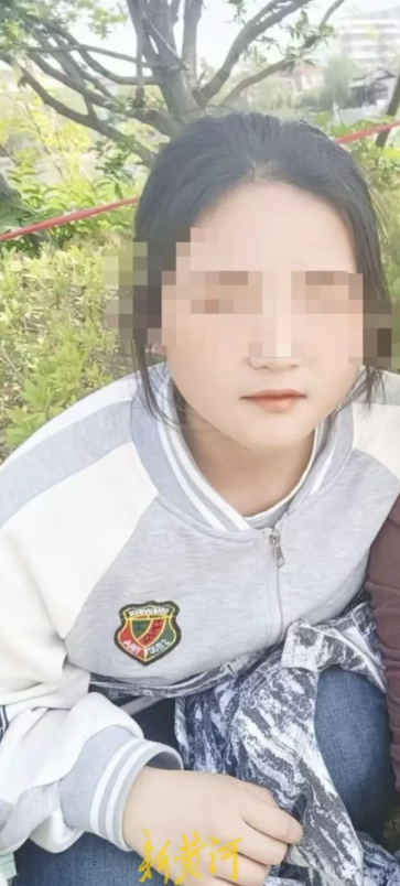 河南驻马店，男子看女生夜里独自一人走在路上，便上前搭讪，花言巧语把女生哄到车上。