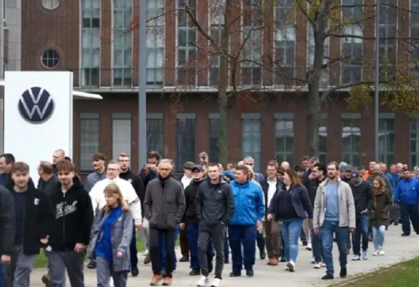 .德国大众工厂工人月薪三万嫌少，集体罢工要求涨薪。11月6日，德国工厂工人集体罢