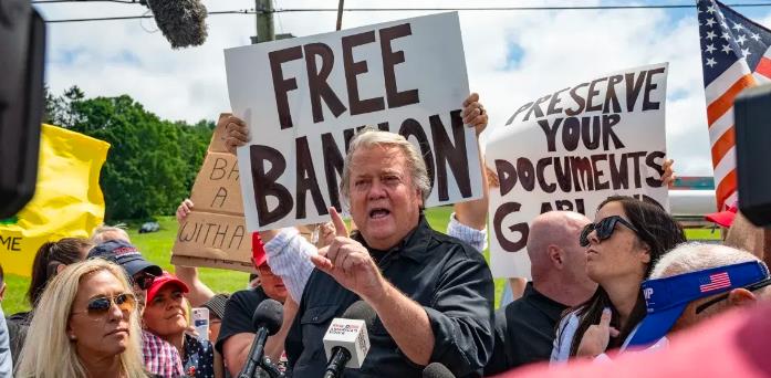 美国大选前最后一周，特朗普“前师爷”班农刑满出狱。曾出任特朗普的首席战略师。班农