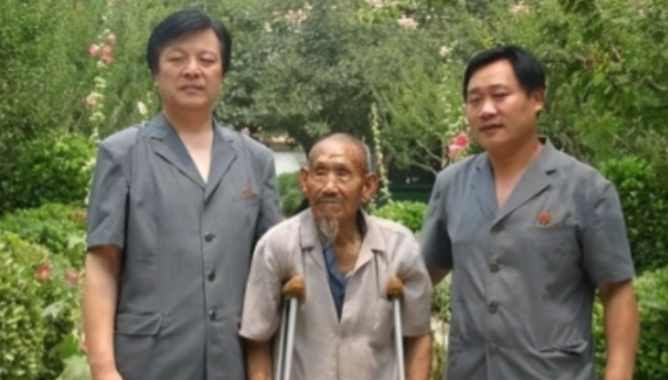 1994年，一73岁老农欠钱不还成老赖，法院找上门时躲起来不敢见人。孰料法官却握