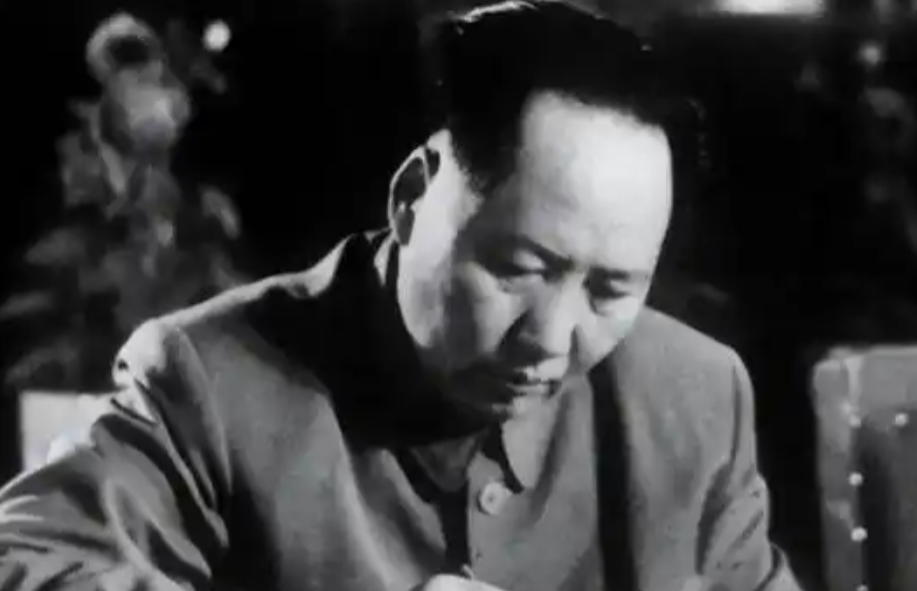 “再大的官也给我拉出去枪毙！”毛主席大声呵斥道，此时周总理和聂帅也赶紧从沙发上站