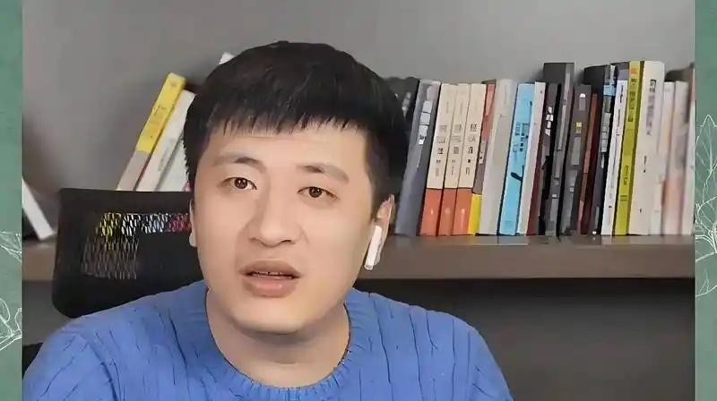张雪峰，这位因“七分钟解读34所985高校”视频走红的考研辅导老师，用其犀利直白