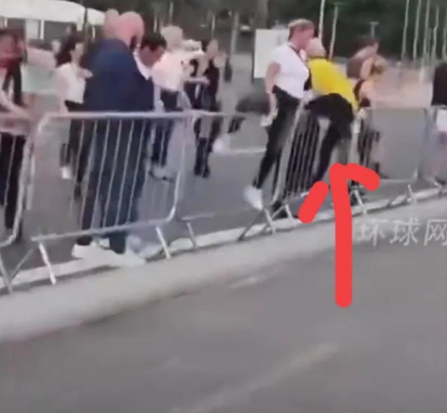近日，欧盟主席冯德莱恩在巴西里约街头，竟然带头翻起了护栏，素质真是有点太低，绕过