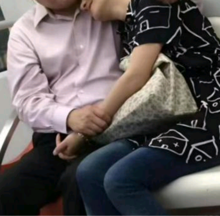 今天坐地铁看到这一幕，不得不说，会哭的孩子有糖吃，会撒娇的女人有福享，做女人呀，