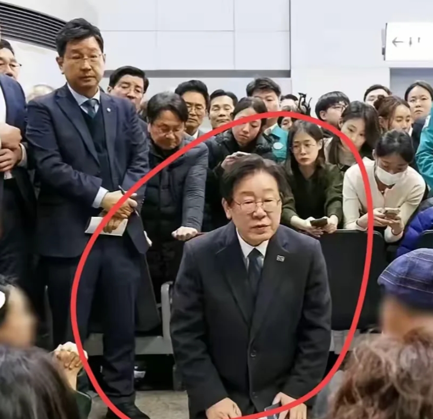 李在明实在“狠人”啊！
尹锡悦和他确实没法比，航空公司空难一出，李在明晚上9点左