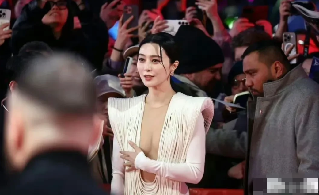 我的天呐！家人们都看到了吗？43岁的范冰冰身着真空装亮相国外红毯了呀！

不得不