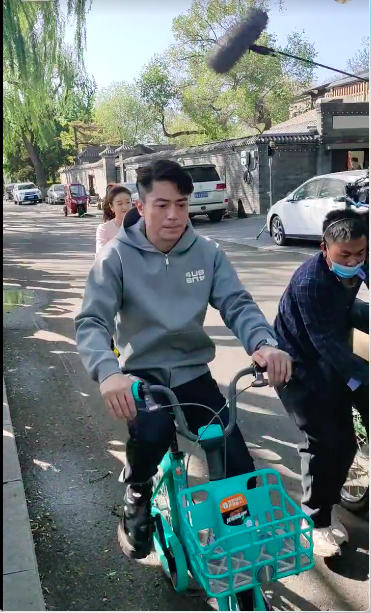 激动死了，北京什刹海偶遇明星！
真人比电视上还瘦，清爽俊朗有少年感
大家认识他吗