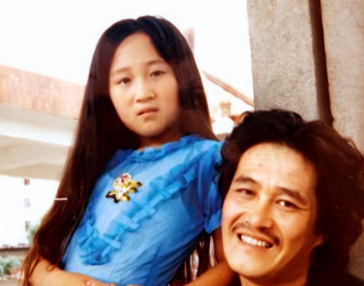 赵本山再婚后，大女儿赵玉芳第一次来他家时，老婆马丽娟全程耷拉脸，没和赵玉芳说一句