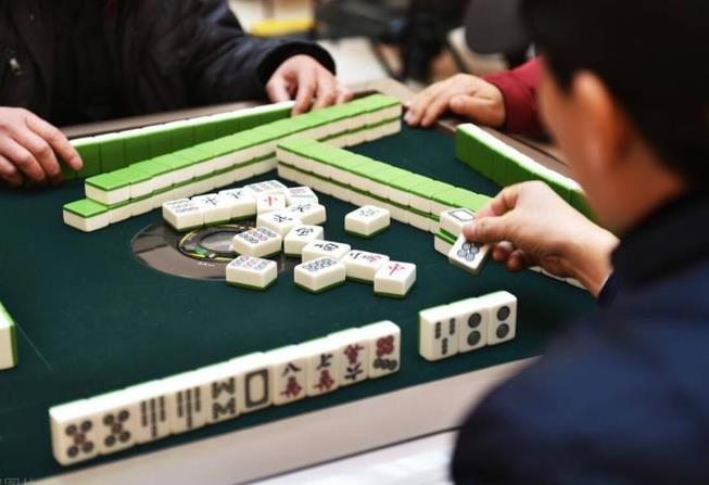 内蒙古，一男子与朋友打麻将时，对方突然暴起，拿起桌上的麻将牌朝男子头砸去，导致头