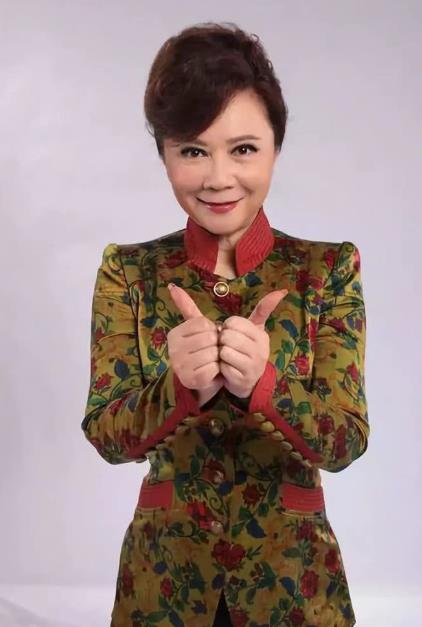 蔡明作为深受喜爱的小品演员，活跃荧屏多年。而她儿子的情况一直被隐瞒40年。如今儿