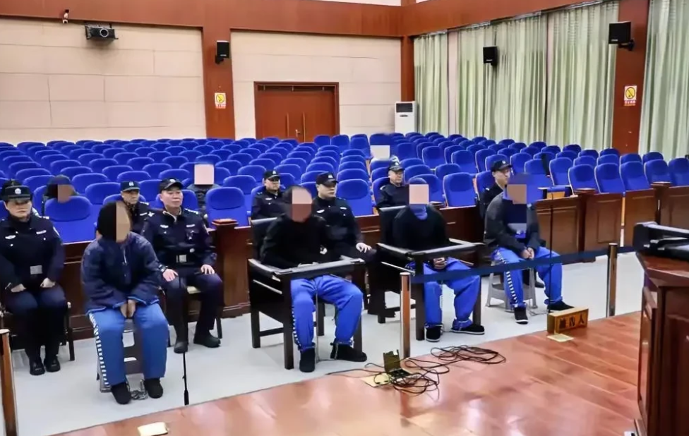 “太会玩了！”贵州黔南，一女子在拿到夫家彩礼并登记结婚后，竟伙同男友等人设局带丈