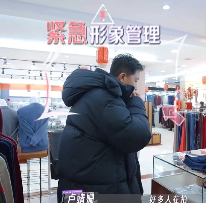 韩庚和卢靖姗录节目时，许多摄影机拍着，卢靖姗却突然对韩庚说：“你牙齿上有东西。”