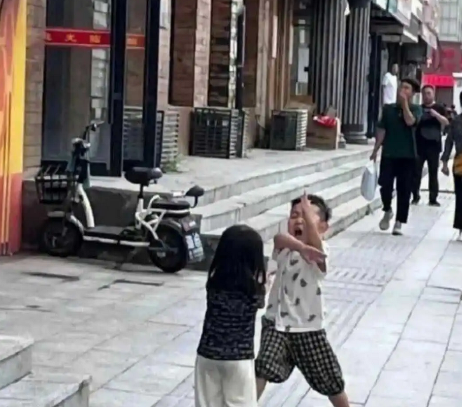 这刻起，这个小男孩的世界里再也没有光了～