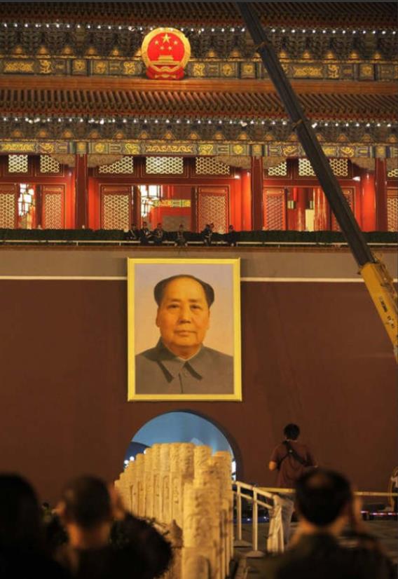 天安门城楼上的毛主席画像其实并不是一成不变的，在1963年国庆期间就曾经做出过调