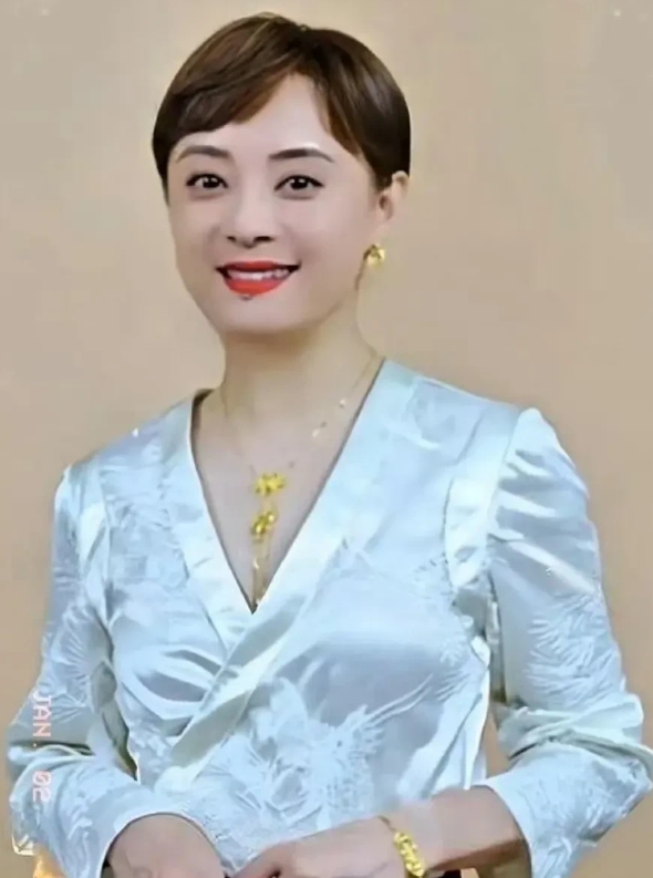 孙俪似乎特别钟爱短发造型，虽然她的颜值本身是挺不错的，但服装造型方面常常不尽人意