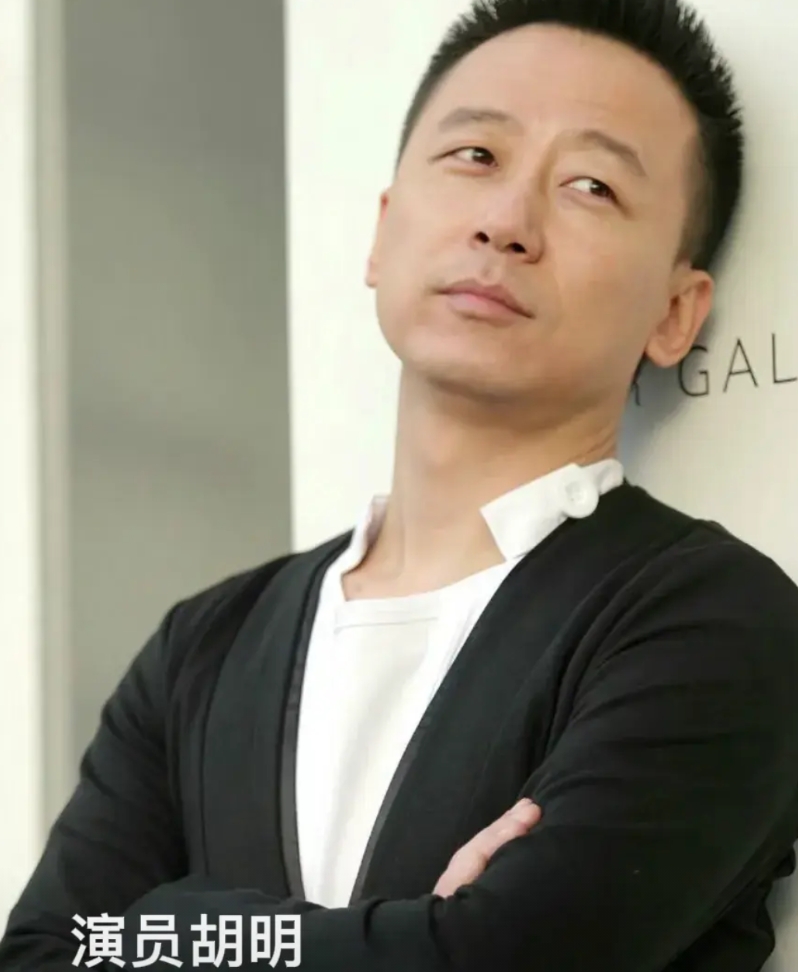 没想到，为了演好张克寒，胡明吃了这么多“苦”。

第1，要担惊受怕。
《我是刑警