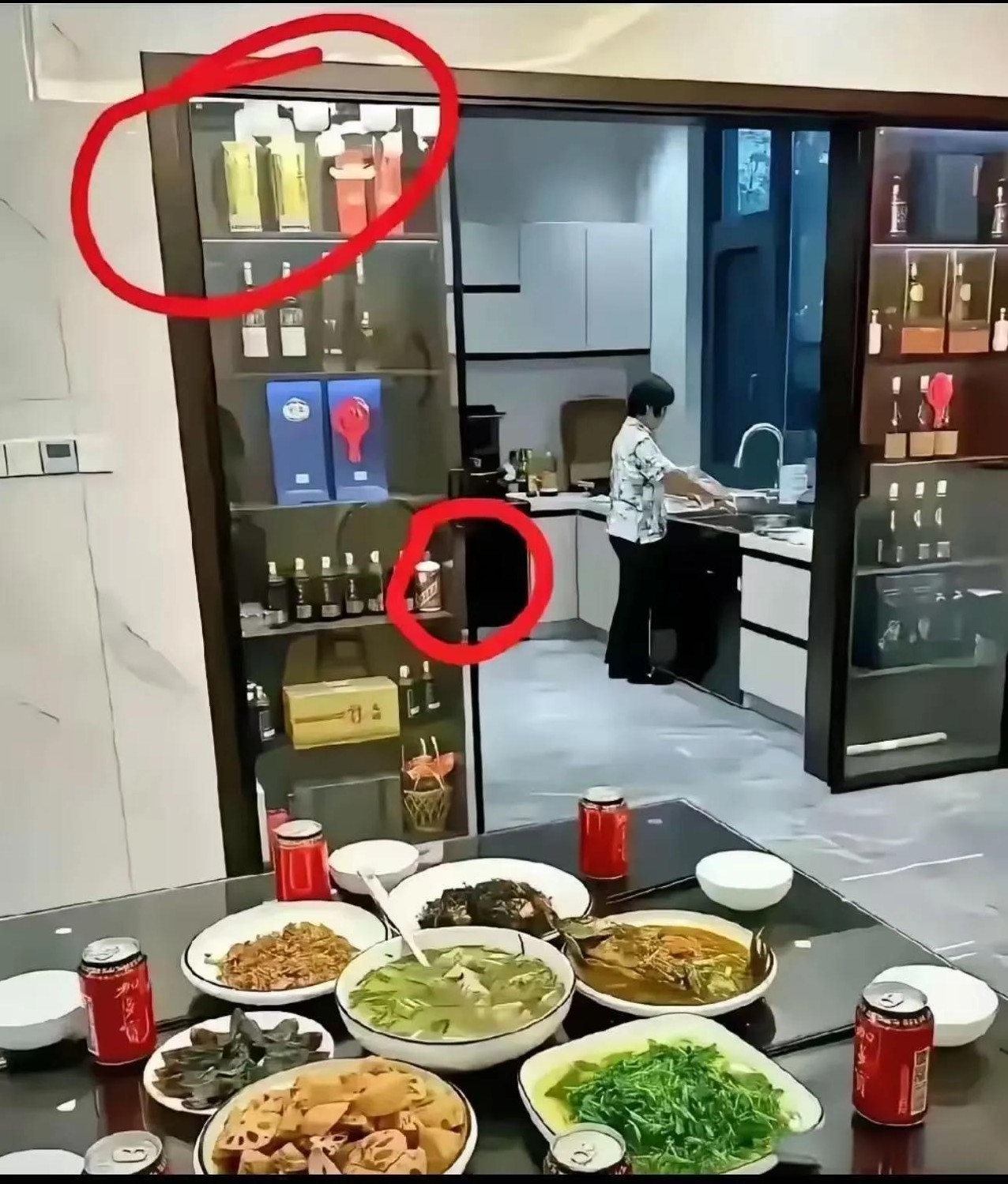 哇塞！去朋友家吃饭，本以为是哥俩好，结果喝完酒直接emo了！朋友家酒柜里明明有茅