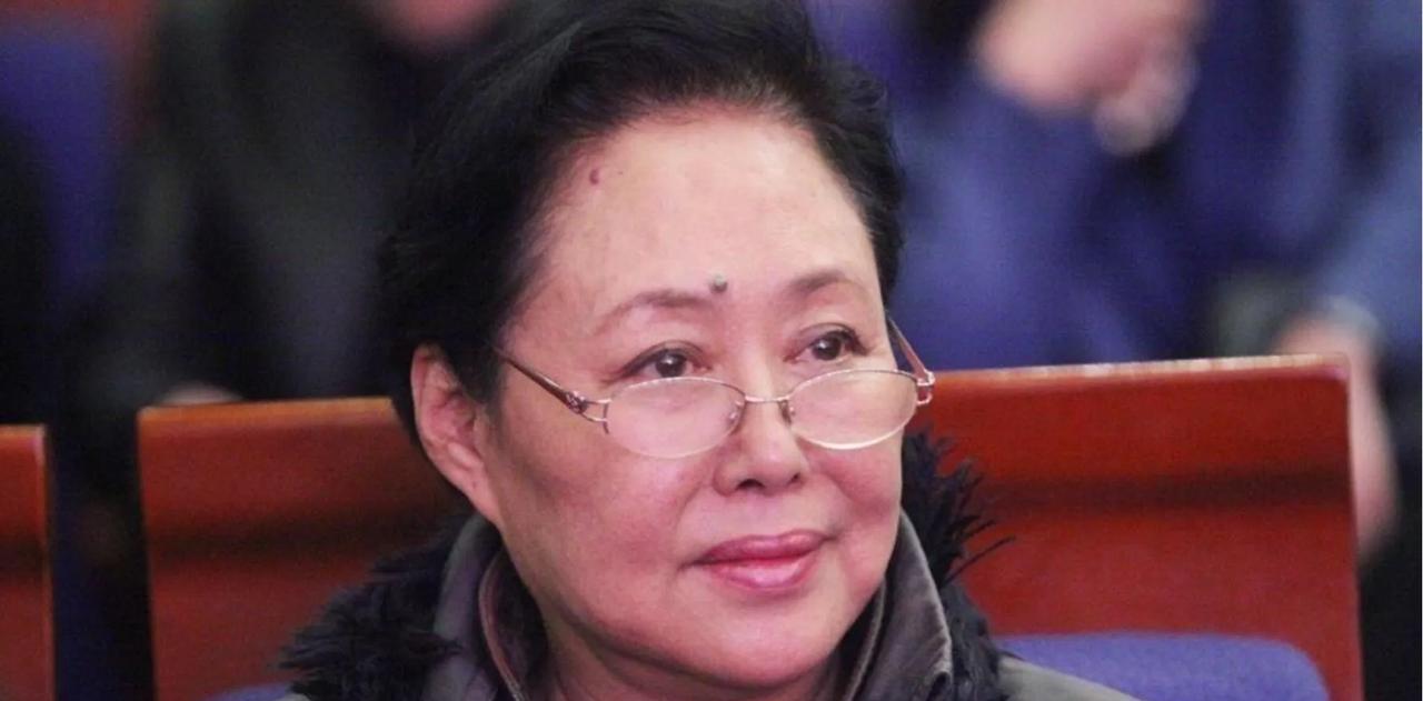 斯琴高娃这辈子啊……
12岁之前，她是大草原上能歌善舞的失怙少女。
13岁那年，