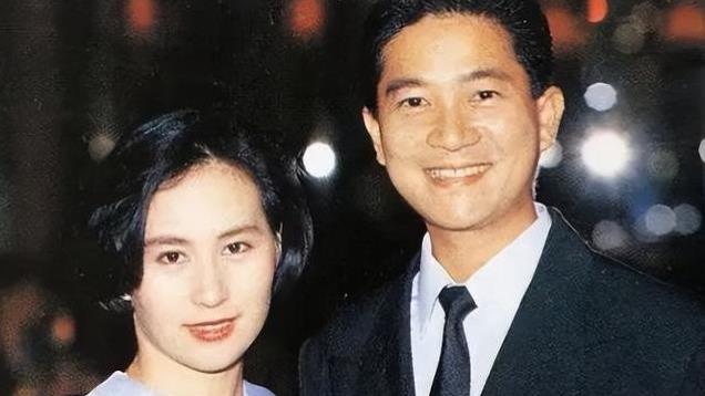 62岁何超琼近况曝光！满脸皱纹衣服老旧现身街头，素颜样子太真实