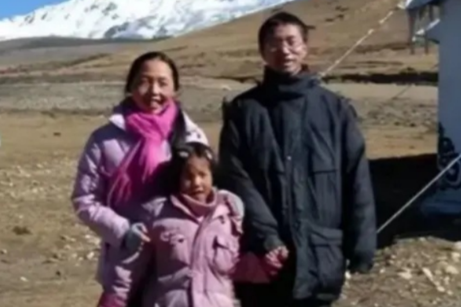 2000年，四川一女老师的丈夫说要带她去旅游，可谁知旅游刚结束，丈夫就望着周围荒