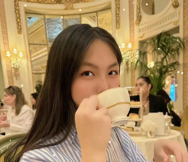李湘晒王诗龄留学近照，透露女儿上高中了，网友感叹：有钱真好啊