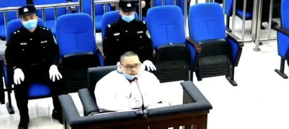 贵州一教科局原书记出轨下属妻子被刺身亡，下属被判无期，赔偿10万。十万太多，不知
