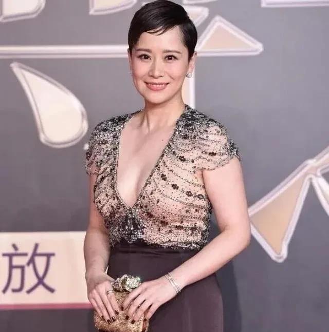 海清穿衣风格大变，为中年女演员发声赢机会
海清自从感慨完中年女演员接戏困难后，她