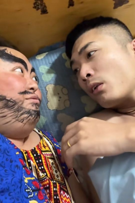 一醒来就看到个张飞躺在旁边