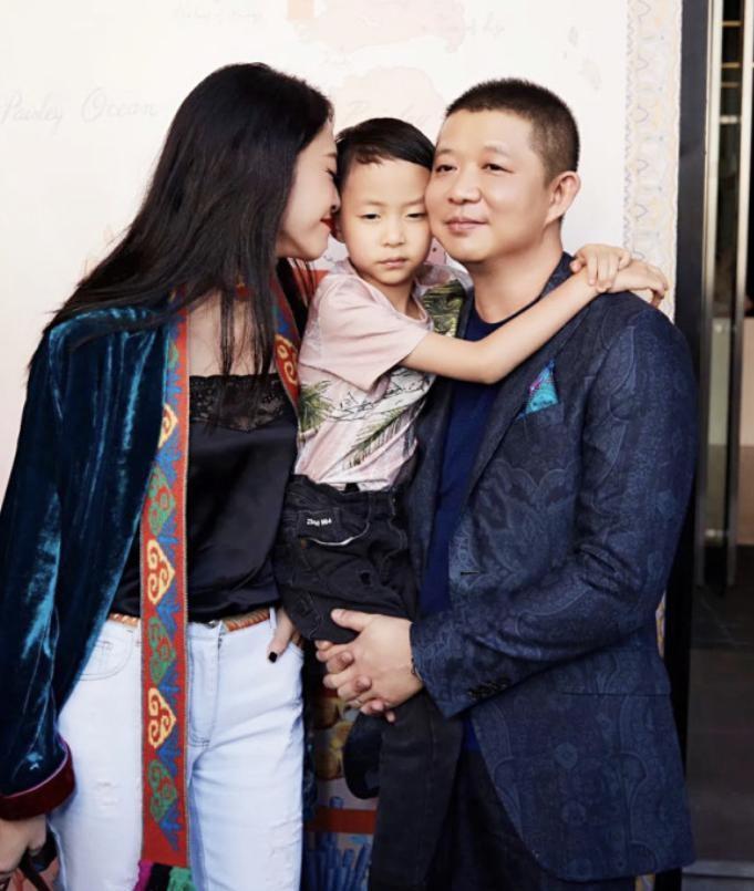 8月31日，一名网友在小饭馆吃麻辣烫时，偶然发现姚晨也带着她的儿子来吃。姚晨坐在