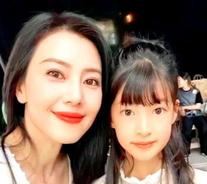 近日，网上热传一段赵又廷深夜在社交平台上“发疯”的趣事。

他发了一张女儿的照片
