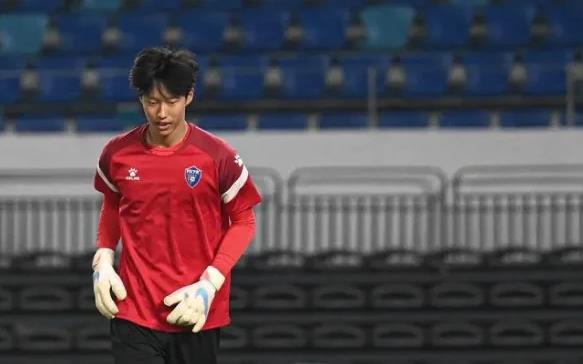 云南玉昆需要引进什么样的门将？其实可以参考下巴萨模式。巴萨引进了什琴斯尼，但他不