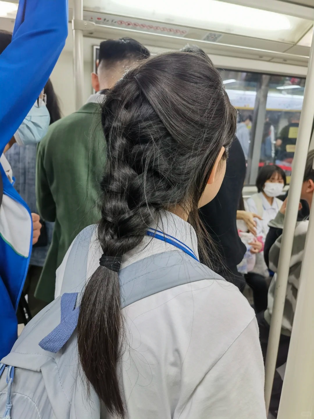 小妹妹的这个发量，天知道我多羡慕！
小妹妹这个发量直接给我看的坐过站
大概也就是