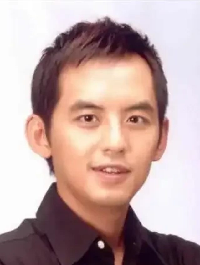 12月3日中午，娱乐圈传来一条消息，就在安以轩因老公陈荣炼被判13年有期徒刑冲上