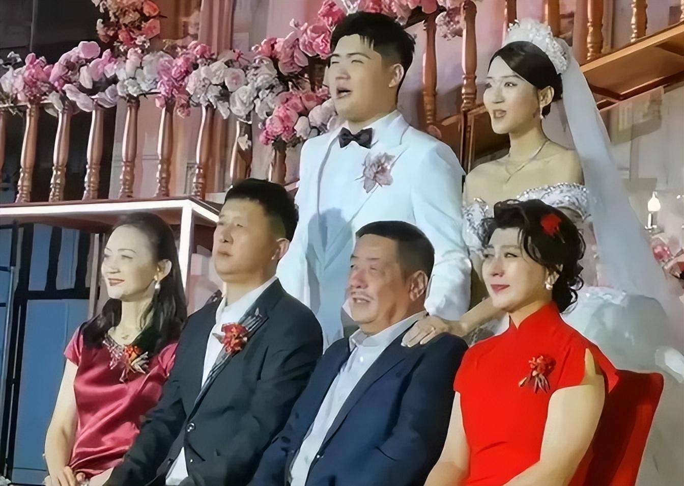 闫学晶的儿子大婚，她花费了200多万置办婚礼，普通朋友坐3500元一桌的酒席，明