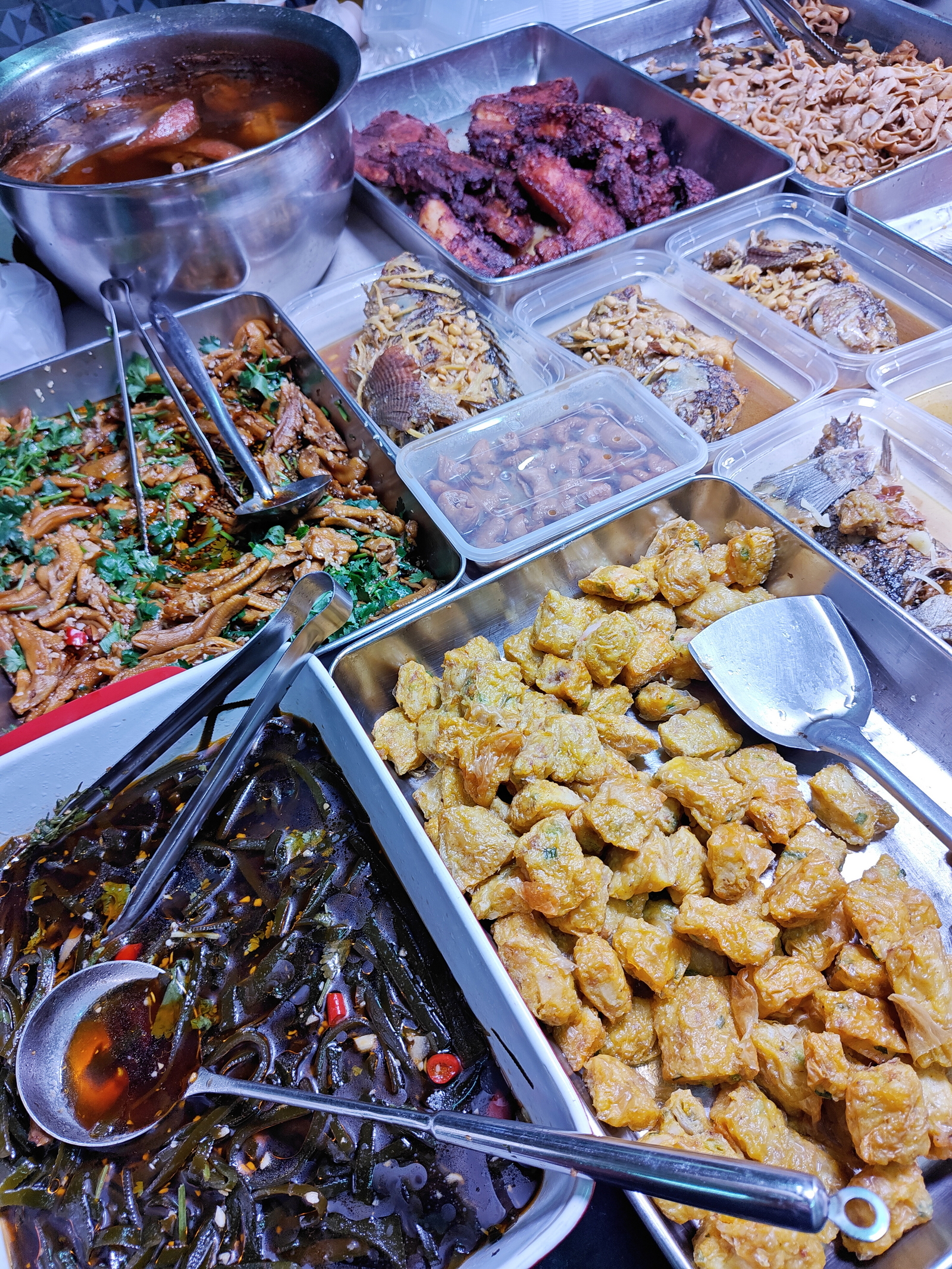潮汕食杂店的一些熟食：1、拌海带，拌鸭脚，粿肉，卤猪肠，卤鸭肠，卤花肉，炸花肉，