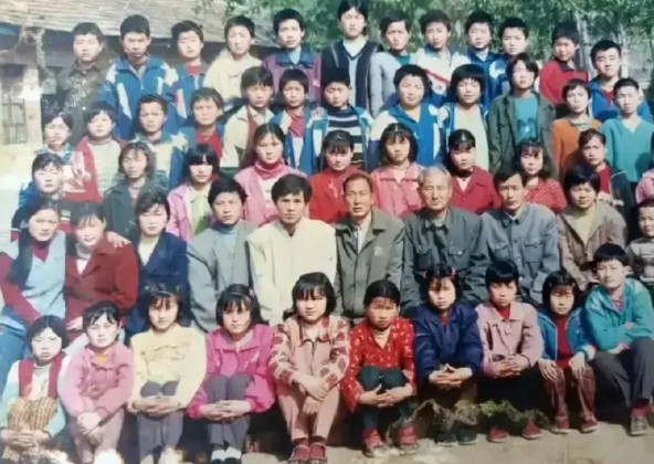 应该很多80后都没上过6年级，也没上过幼儿园吧。

我是81年的，我就没上过六年