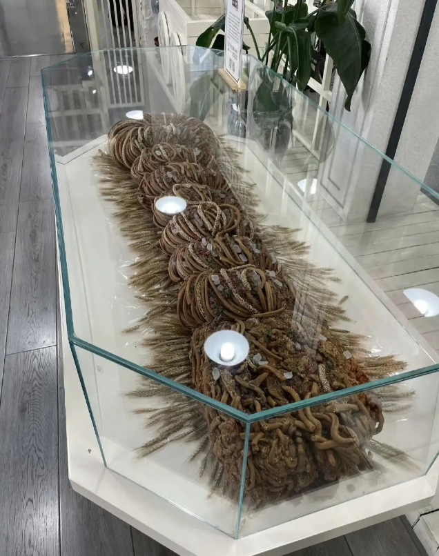 这是天津大麻花水晶棺？