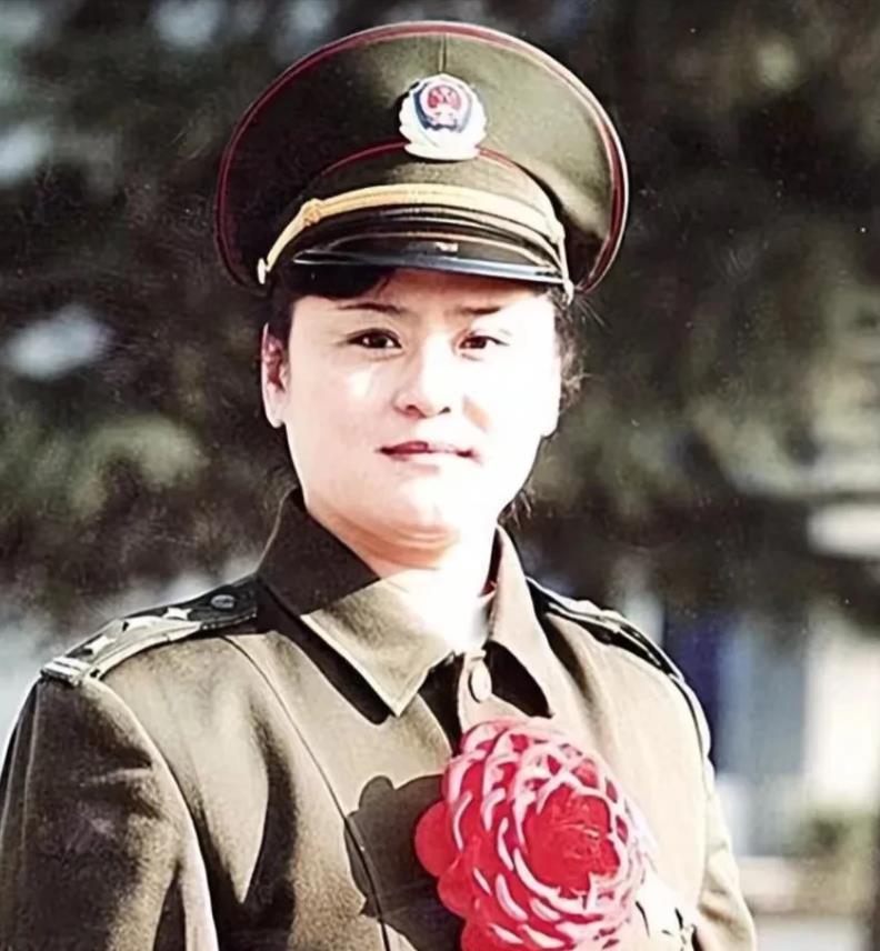 1996年郑州，一歹徒全身绑满炸葯，冲进1家幼儿园，劫持28个孩子。35岁女警假