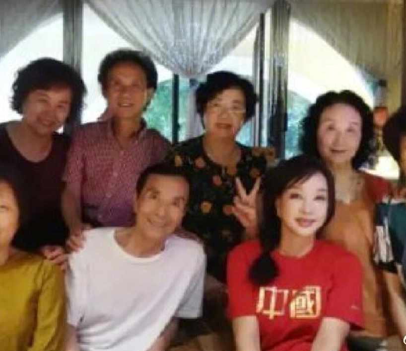 刘晓庆同学聚会，跟同学不像一辈人。